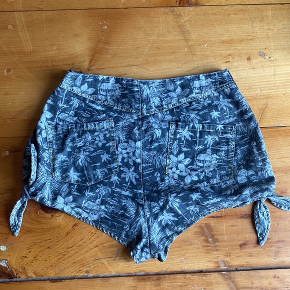 Some days lovin short shorts small - Picture 2 of 9